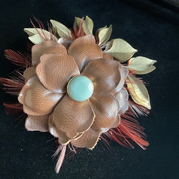LEATHER, FEATHER & METAL BROOCH.  BLUE FACETED STONE IN CENTER OF FLOWER. SIGNED - Picture 3 of 6